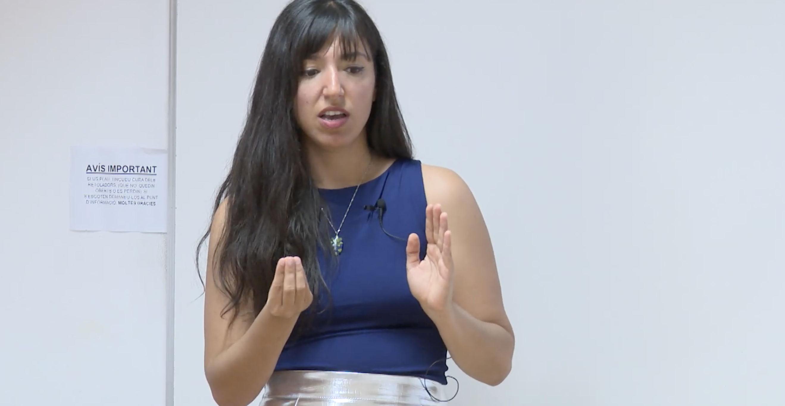 L’activista lingüística Mariona Miret durant el simposi